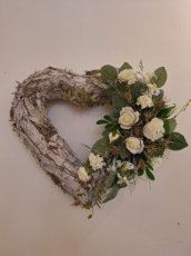 Schors hart opgemaakt met zijdenbloemen