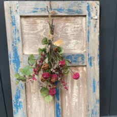 Toef met belletjes en zijdenbloemen bordeaux