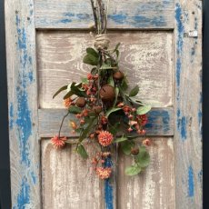Toef met belletjes en zijdenbloemen in oranjetinten