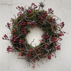 2025122001 Krans opgedraaid met kunst rozenbottels