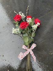 Toef van zijdenbloemen met rozen en gipskruid