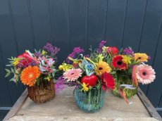 Een vrolijke boeketje in gekleurd vaasje