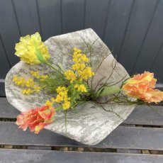 2026021902 Boeket met zijden parkiettulpen en mimosa