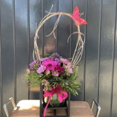 Bloemcreatie in windlicht