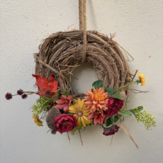 0210202606 Druivenkrans opgemaakt met toef zijdenbloemen